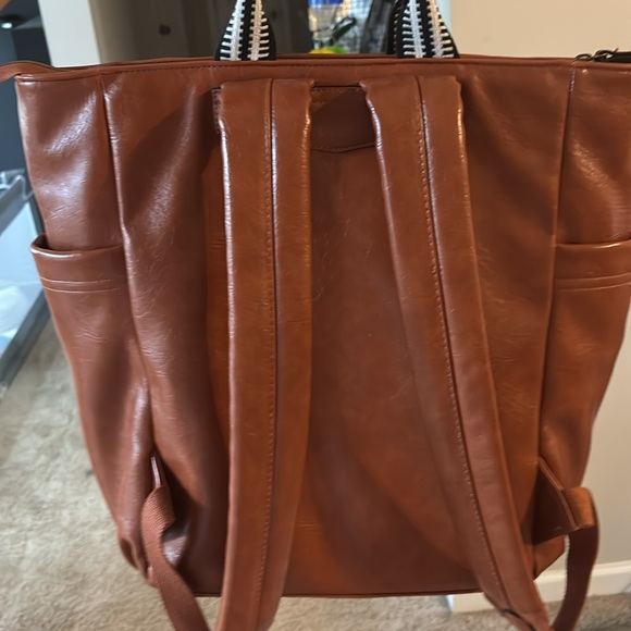 Travel backpack with laptop sleeve and 2 exterior slip pockets. - Picture 2 of 2